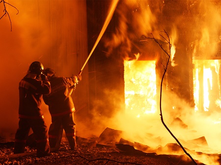 В Хакасии пожарные вывели 10 человек из горящего дома