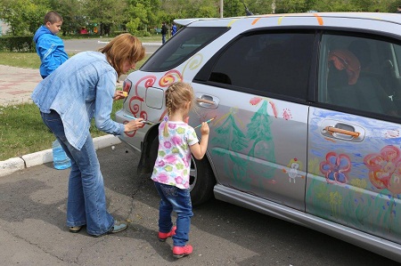 В Саяногорске машины превратились в передвижные художественные выставки