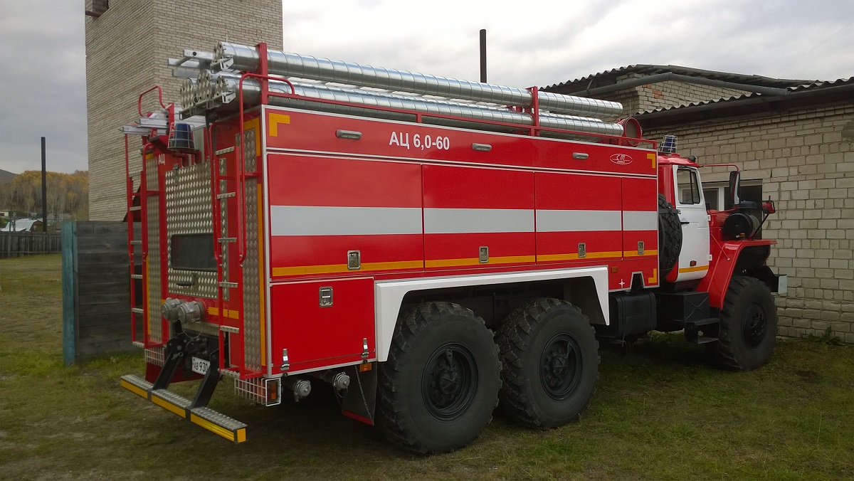 Сельским пожарным в Хакасии передали новую автоцистерну