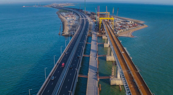 Строители установили все опоры железнодорожной части Крымского моста