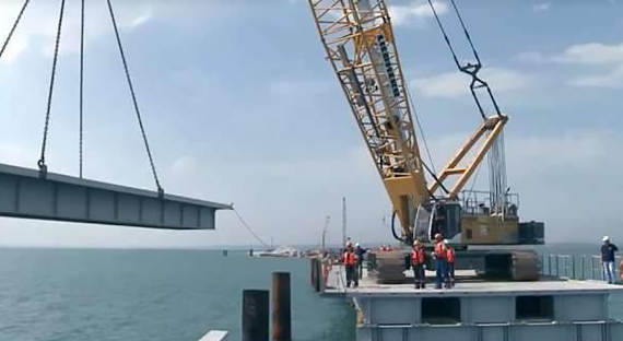 В Керченском проливе началось строительство судоходной части Керченского моста