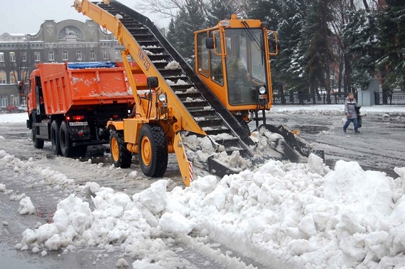 Дорожники откапывают Абакан из-под снега в круглосуточном режиме