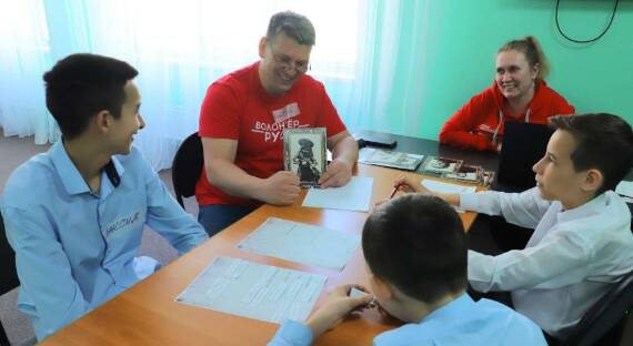 Волонтеры РУСАЛа проводят профориентационные игры в саяногорской «Ласточке»