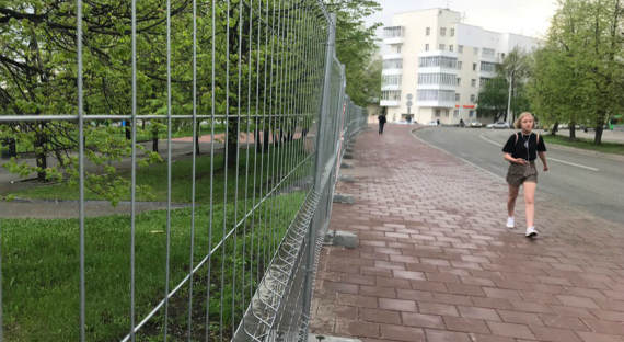В Екатеринбурге снесут забор вокруг скандального сквера