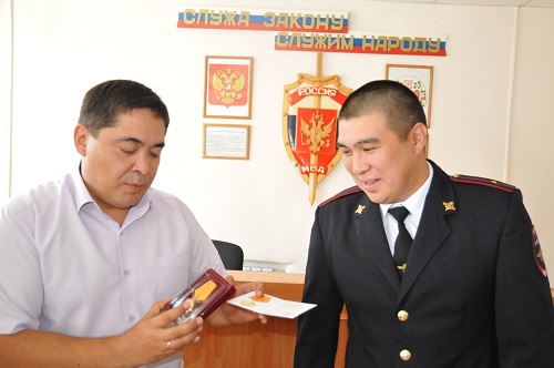 Полицейский из Хакасии, спасший людей из огня, получил награду