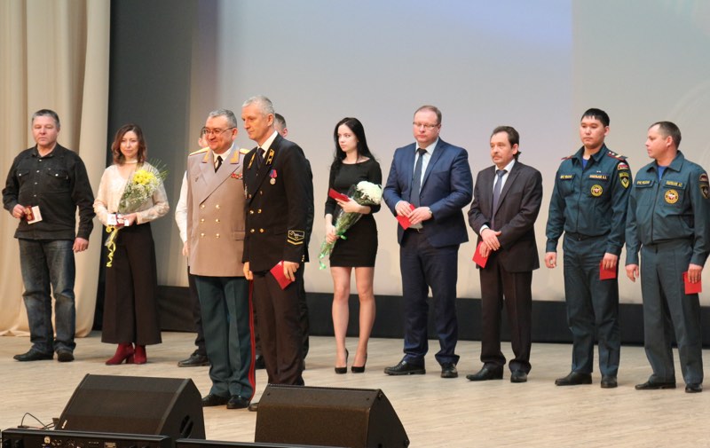 Сотрудники МЧС и горняки получили награды в честь Дня Спасателя