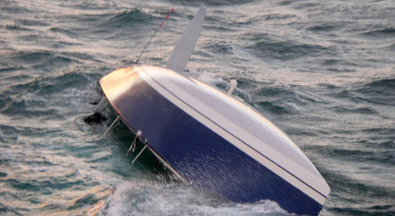 В Тихом океане спасли четверых яхтсменов, спасшихся после крушения