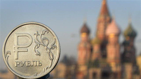 Рубль укрепляется, нефть падает