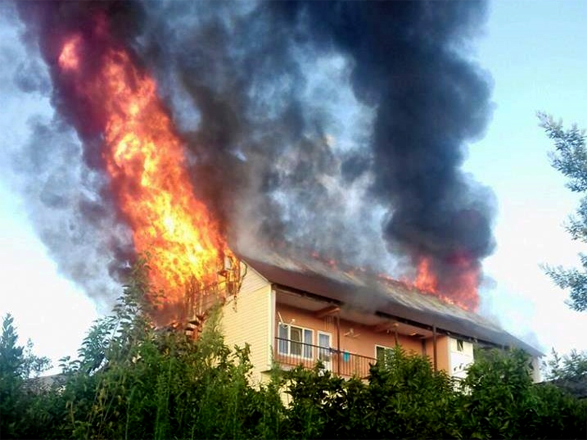 В Черногорске затушили пожар и спасли поджигателя