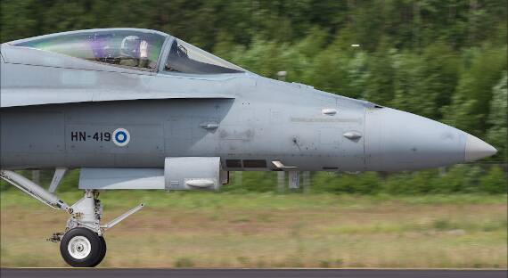 Зеленский попросил у Финляндии истребители F-18
