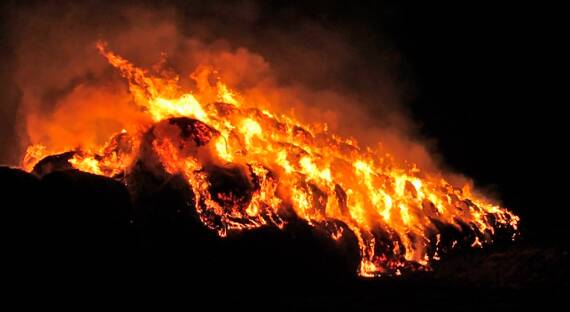 В Ширинском районе двое школьников спалили 54 тонны сена