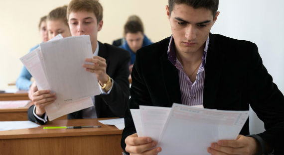 Российские школьники сдают последние экзамены