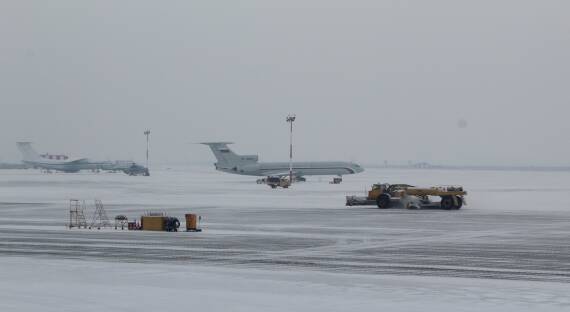 Снегопад задержал два авиарейса в Абакане