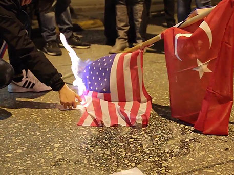 Возмущенные греки сожгли флаги Турции и США