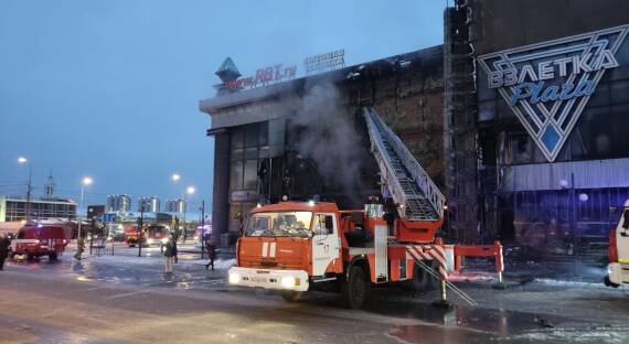 В Красноярске загорелся торговый центр