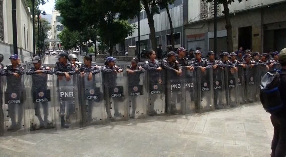 Венесуэльский спецназ заблокировал здание парламента