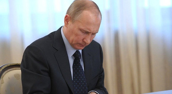 Путин подписал закон о сокращении рабочего дня для женщин в селах