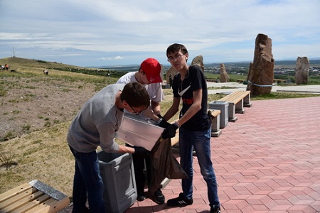 В Хакасии волонтеры убрались на новом мемориальном комплексе