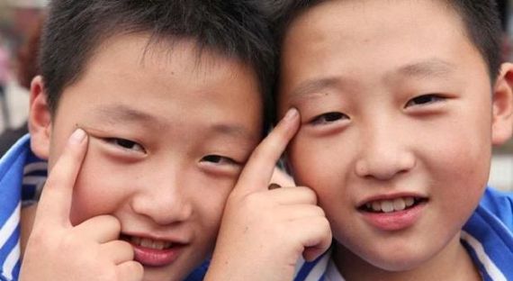 Китайские супруги-близнецы намерены изменить внешность