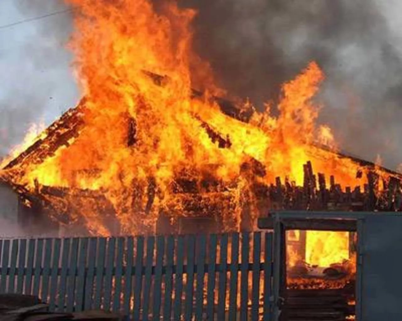 Баня и нежилой дом горели в Хакасии, а еще мусор