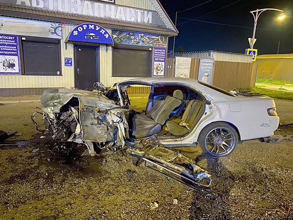Три человека пострадали в результате ночной аварии в Абакане