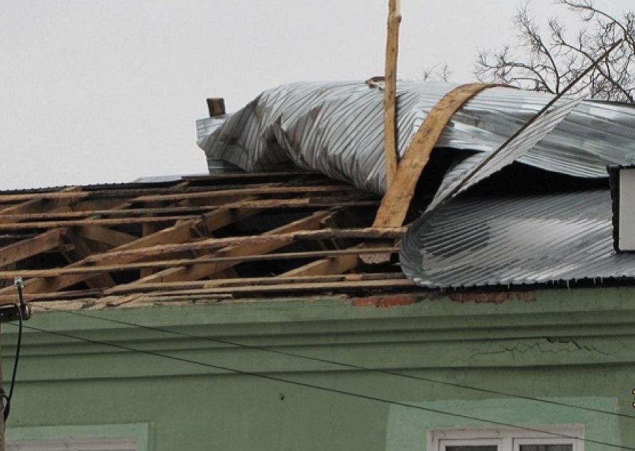В Саяногорске летающие крыши оставили людей без света
