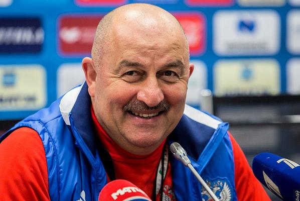 Футболисты сборной России надели усы, поздравляя тренера