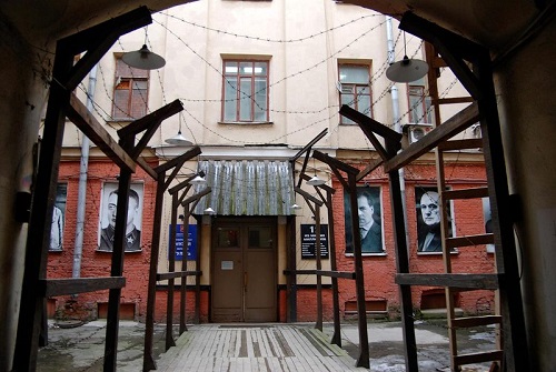 Молодые коммунисты «повесили» Солженицына у Музея истории ГУЛАГа
