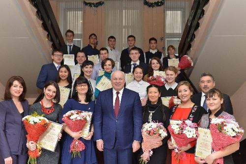 Глава Хакасии Виктор Зимин вручил премии талантливой молодёжи