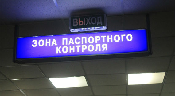 В Новосибирске сотрудник ДПС пытался вылететь из страны по паспорту брата-близнеца