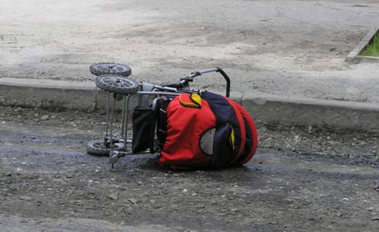 В Красноярске лихач сбил коляску с ребенком