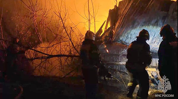 В Абакане пожарные тушили заводской склад