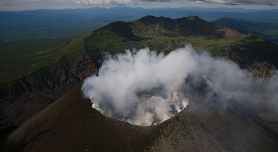 Вулкан Эбеко засыпал пеплом Северо-Курильск