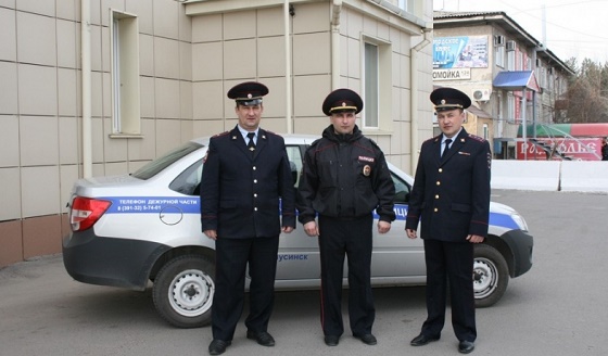 В Минусинске полицейские вывели из горящего дома 2 человек