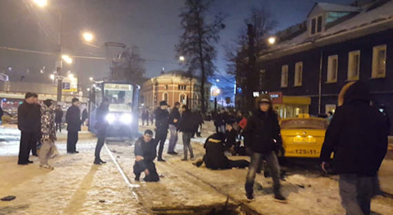 Таксист в Москве влетел в толпу людей