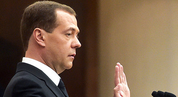 Медведев: в бюджете нет денег на повышение МРОТ