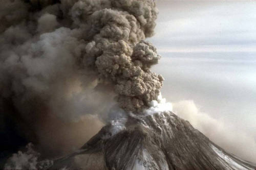 На Камчатке вулкан Шивелуч вновь выбросил столб пепла