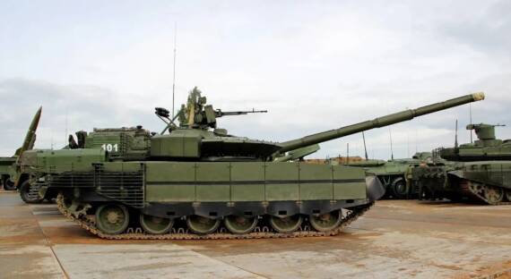 Российский Т-80БВМ подбил украинский «Брэдли» с 9,5 километров