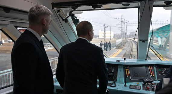 Путин прокатился в поезде по железнодорожной ветке Крымского моста