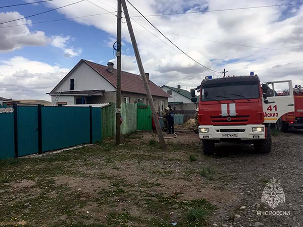 В Бирикчуле случайный прохожий спас человека из горящего дома