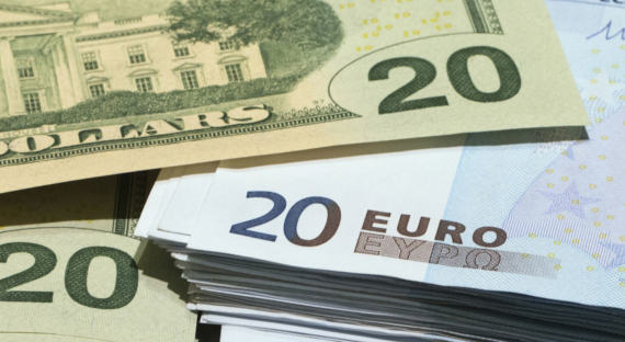 Евросоюз приступил к ограничению использования доллара