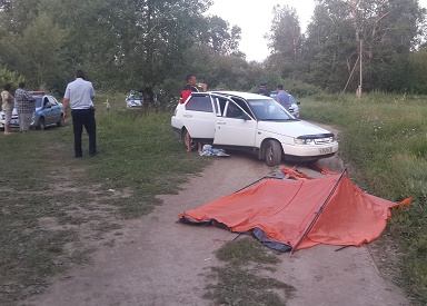 В Абакане школьник на машине переехал палатку, где были дети