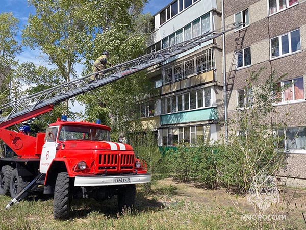 Пожарные спасли человека из горящей квартиры