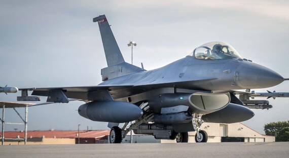 США передали Украине пять истребителей F-16