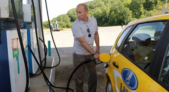 Путин поручит ФАС снизить цены на бензин   