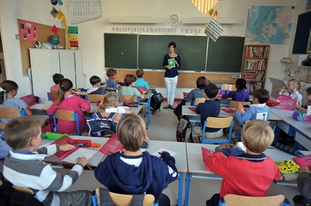 Во Франции решено заставить детей посещать школу с трех лет