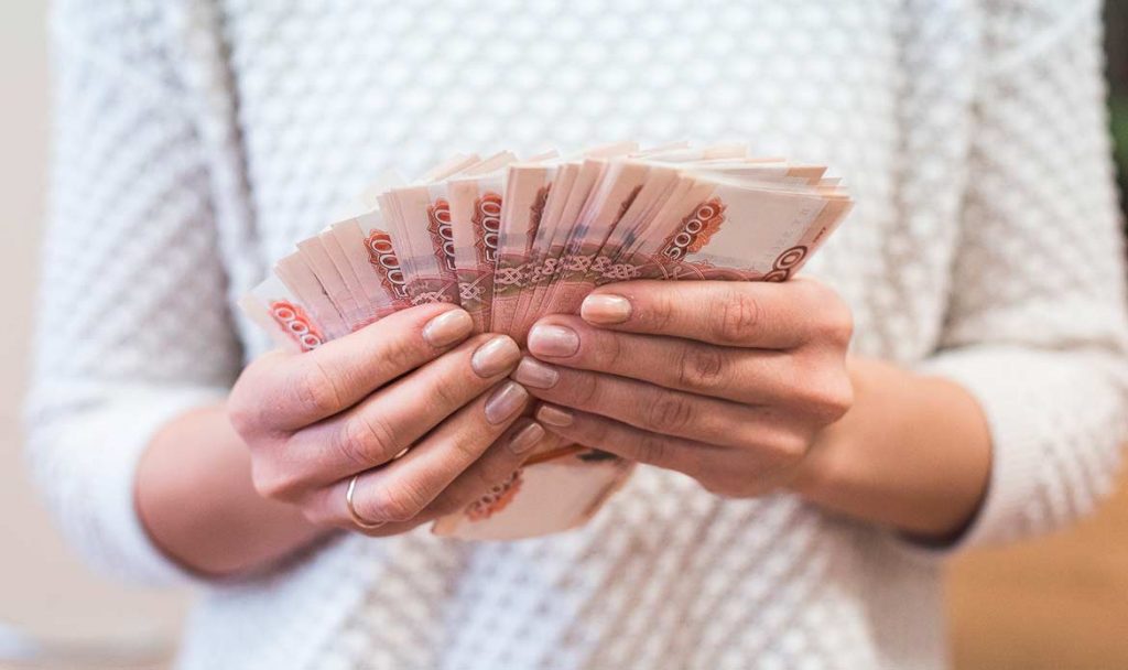 В Хакасии женщина обманным путем завладела деньгами банка