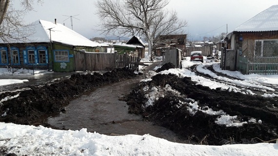 В хакасском селе Бея идут работы по спасению от талых вод