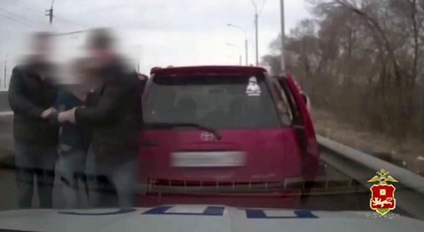 Наркодилера с крупной партией героина задержали в Хакасии