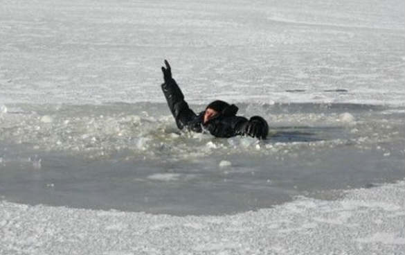 Школьник на велосипеде провалился под лёд. В Красноярском крае ведутся поиски ребёнка